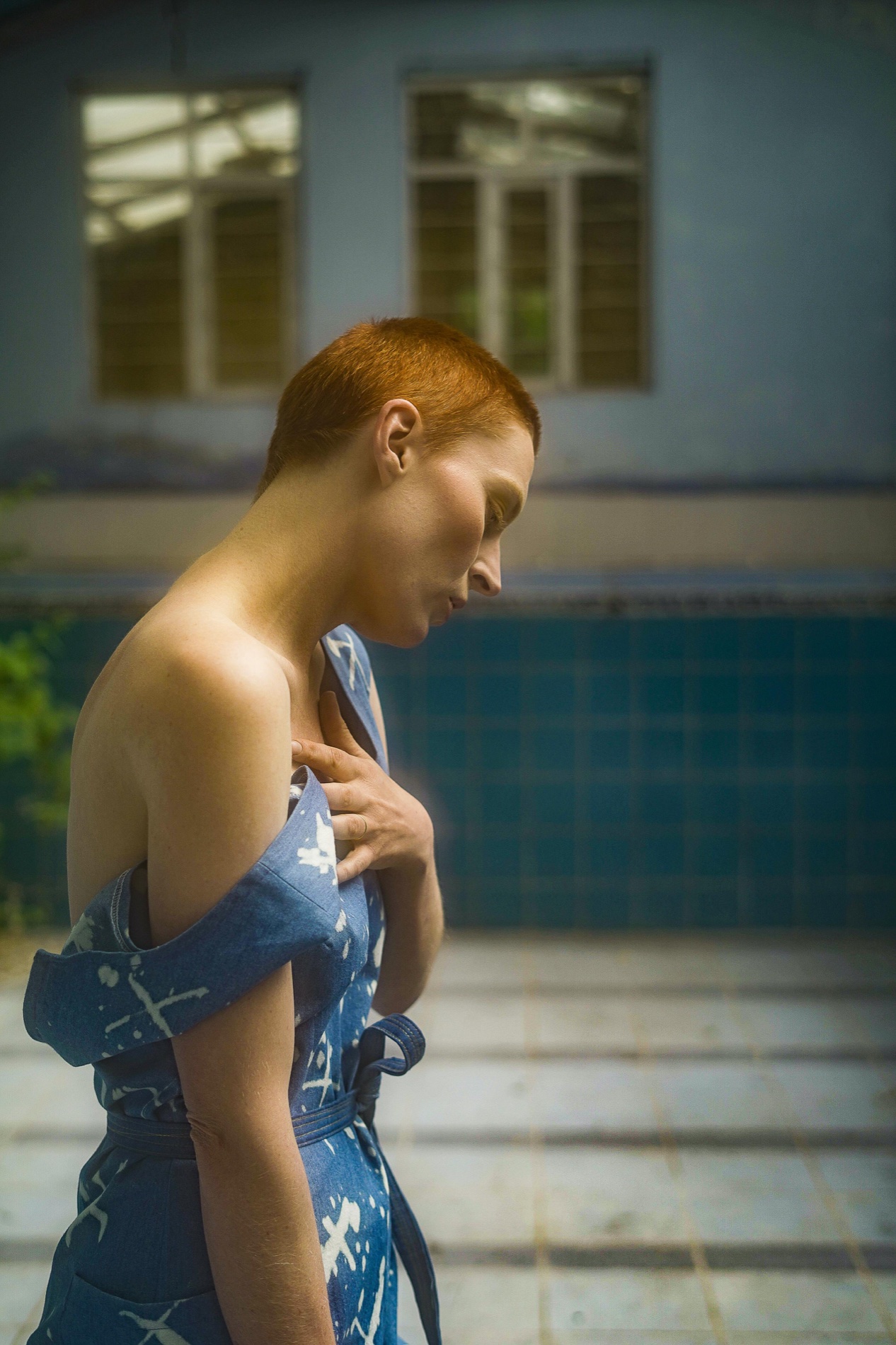 Candid family moment at home, lifestyle portrait photography by Alexander Estrada